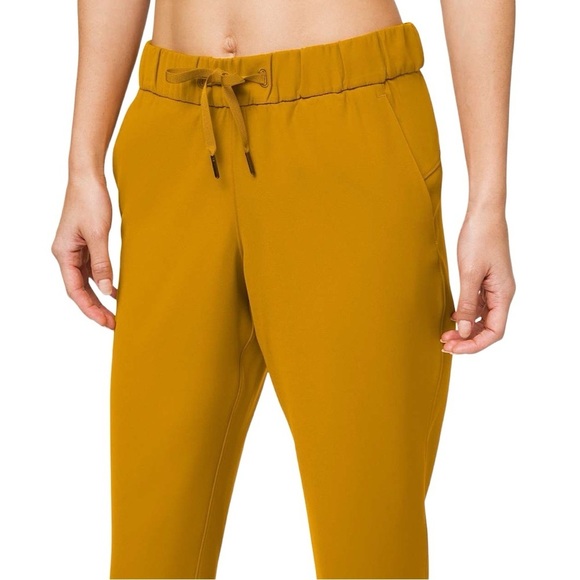 LULULEMON On the Fly 7/8 Woven Pant 27” in Fools Gold - Picture 5 of 13